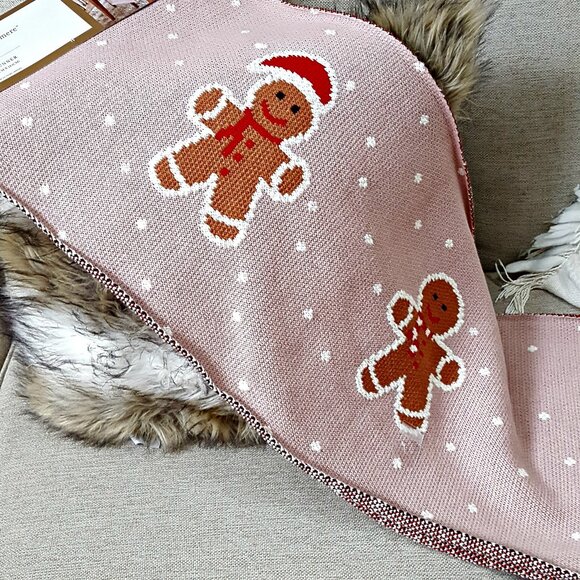 NEW! KNIT 16" x 72" GINGERBREAD MAN TABLE RUNNER - Picture 1 of 5